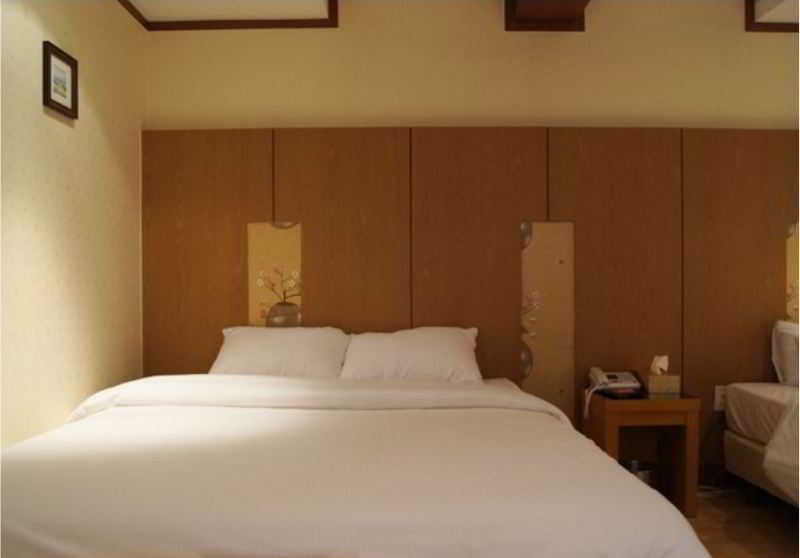 Two Be In Tourist Hotel