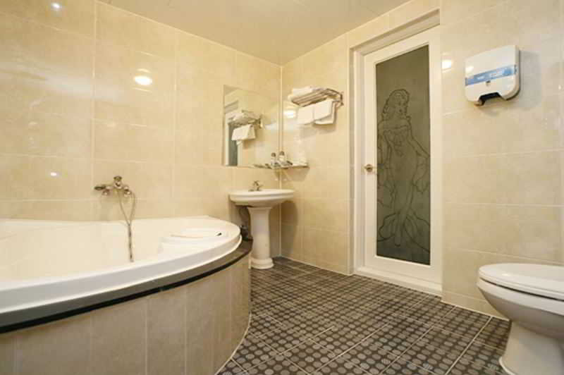 Two Be In Tourist Hotel