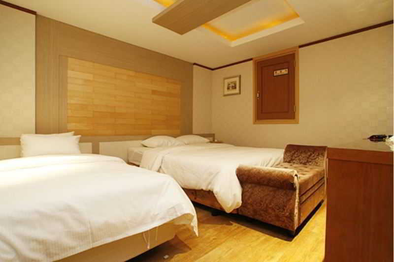 Two Be In Tourist Hotel