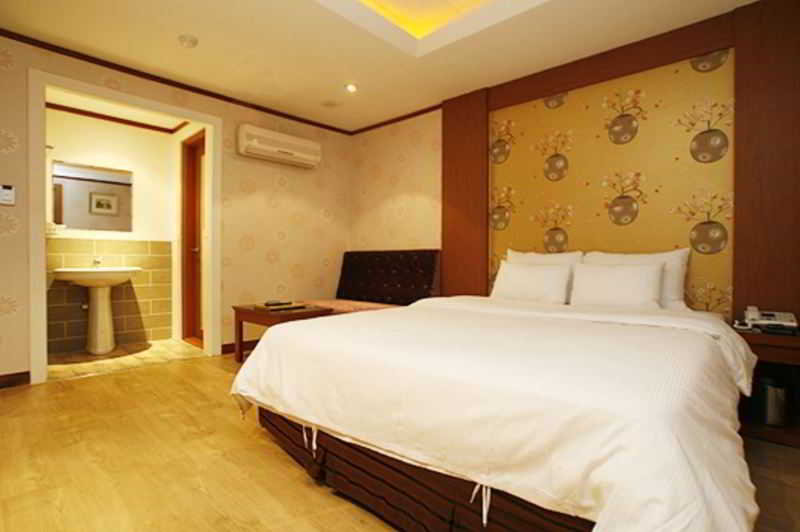 Two Be In Tourist Hotel