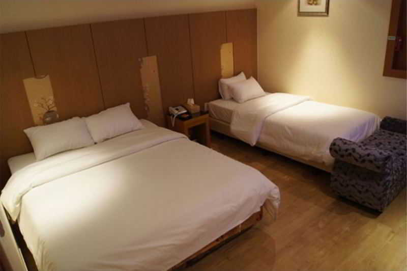 Two Be In Tourist Hotel