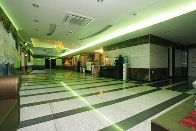 Two Be In Tourist Hotel