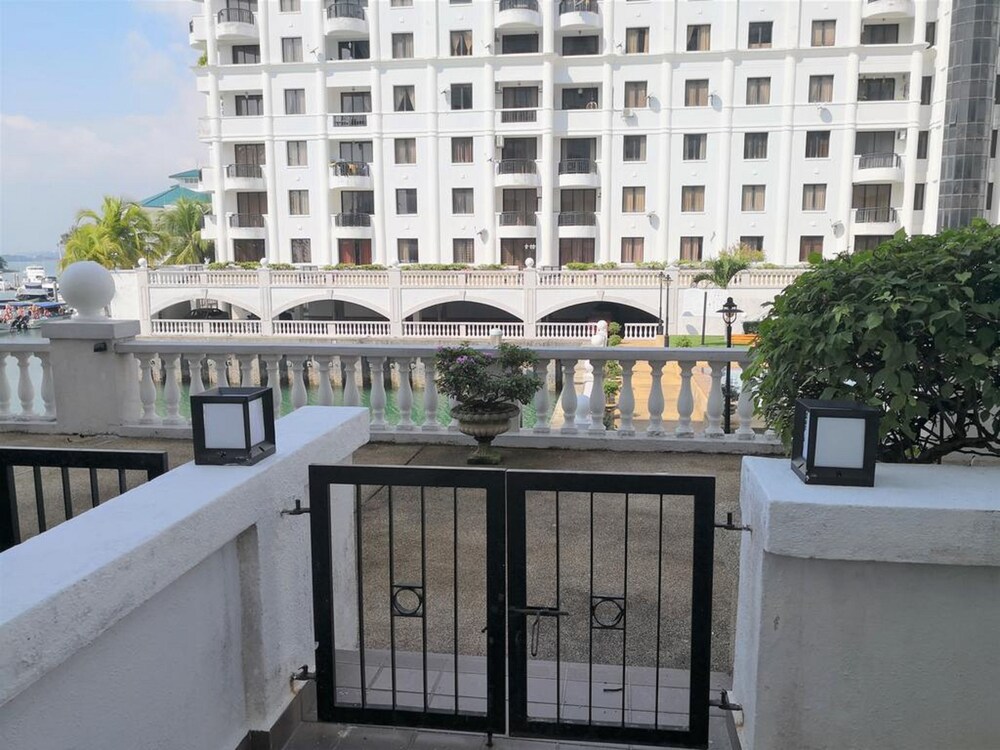 MUHOME Marina Crescent Poolside PD