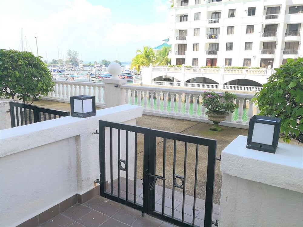 MUHOME Marina Crescent Poolside PD