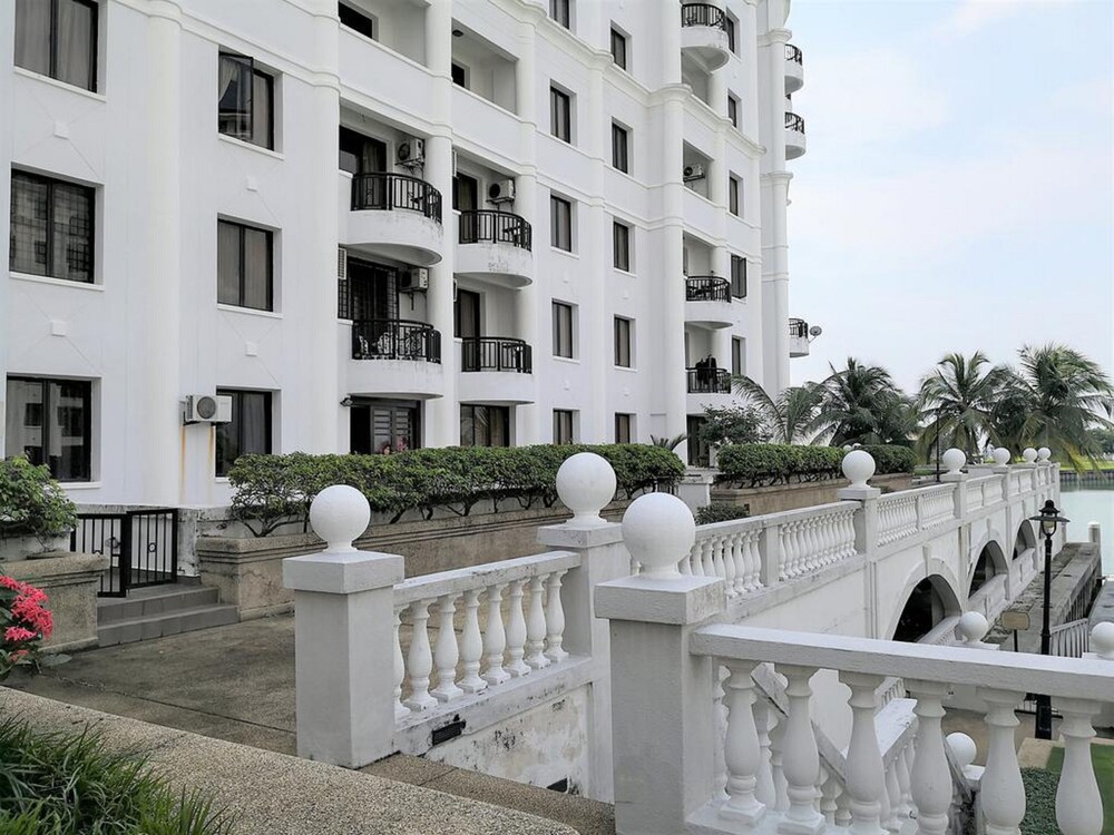 MUHOME Marina Crescent Poolside PD