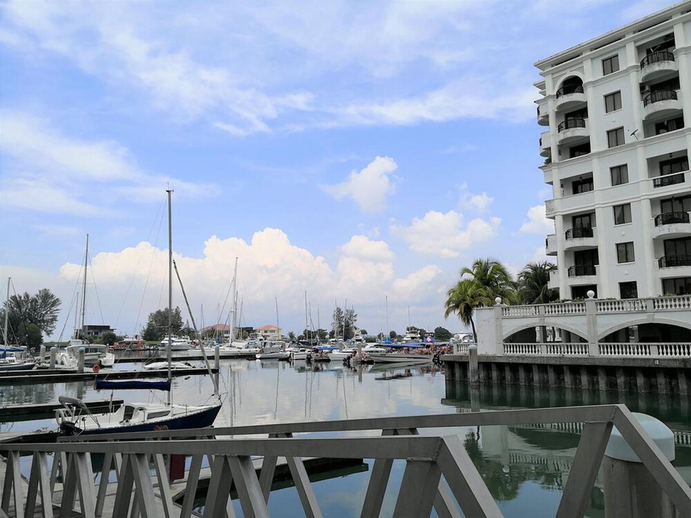 MUHOME Marina Crescent Poolside PD