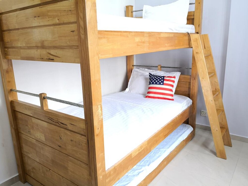 MUHOME Marina Crescent Poolside PD