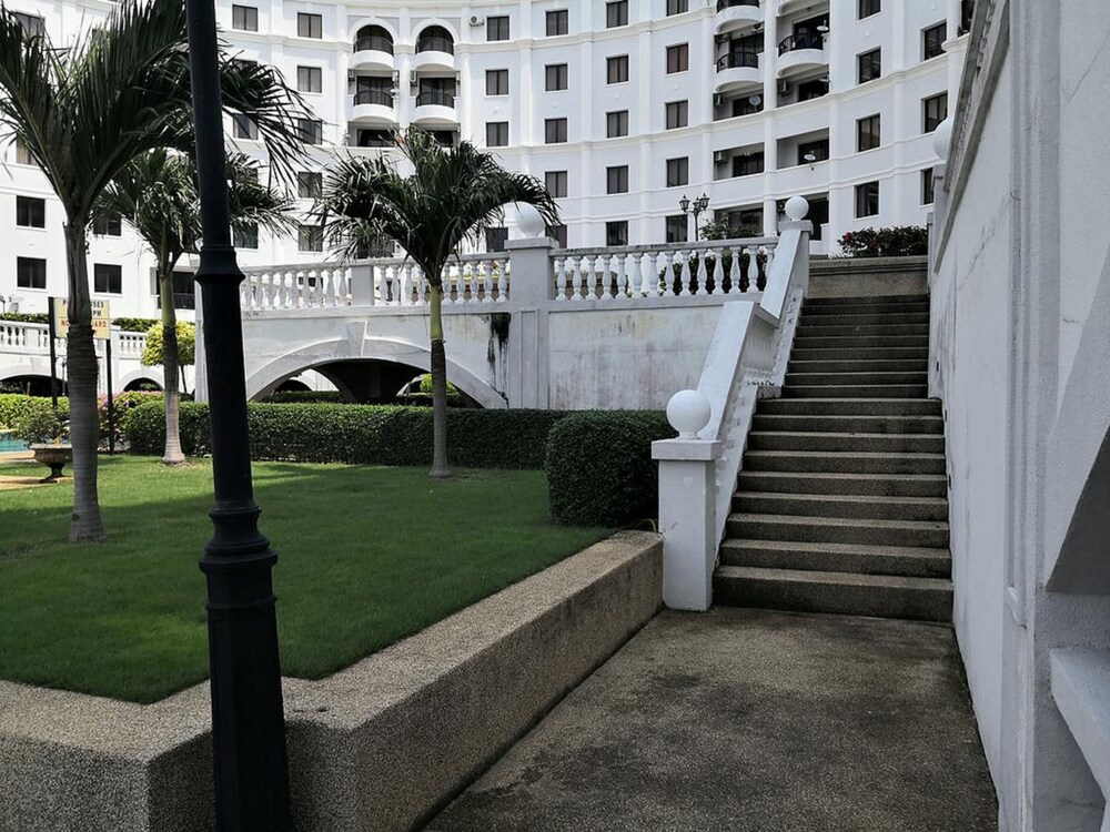 MUHOME Marina Crescent Poolside PD