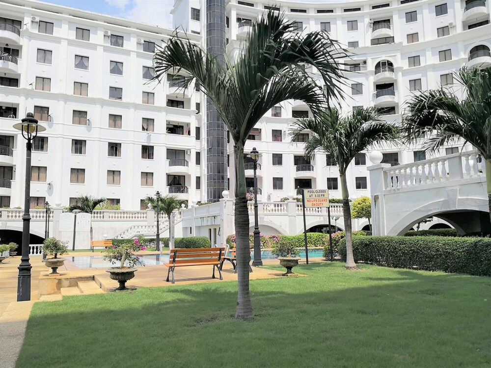 MUHOME Marina Crescent Poolside PD