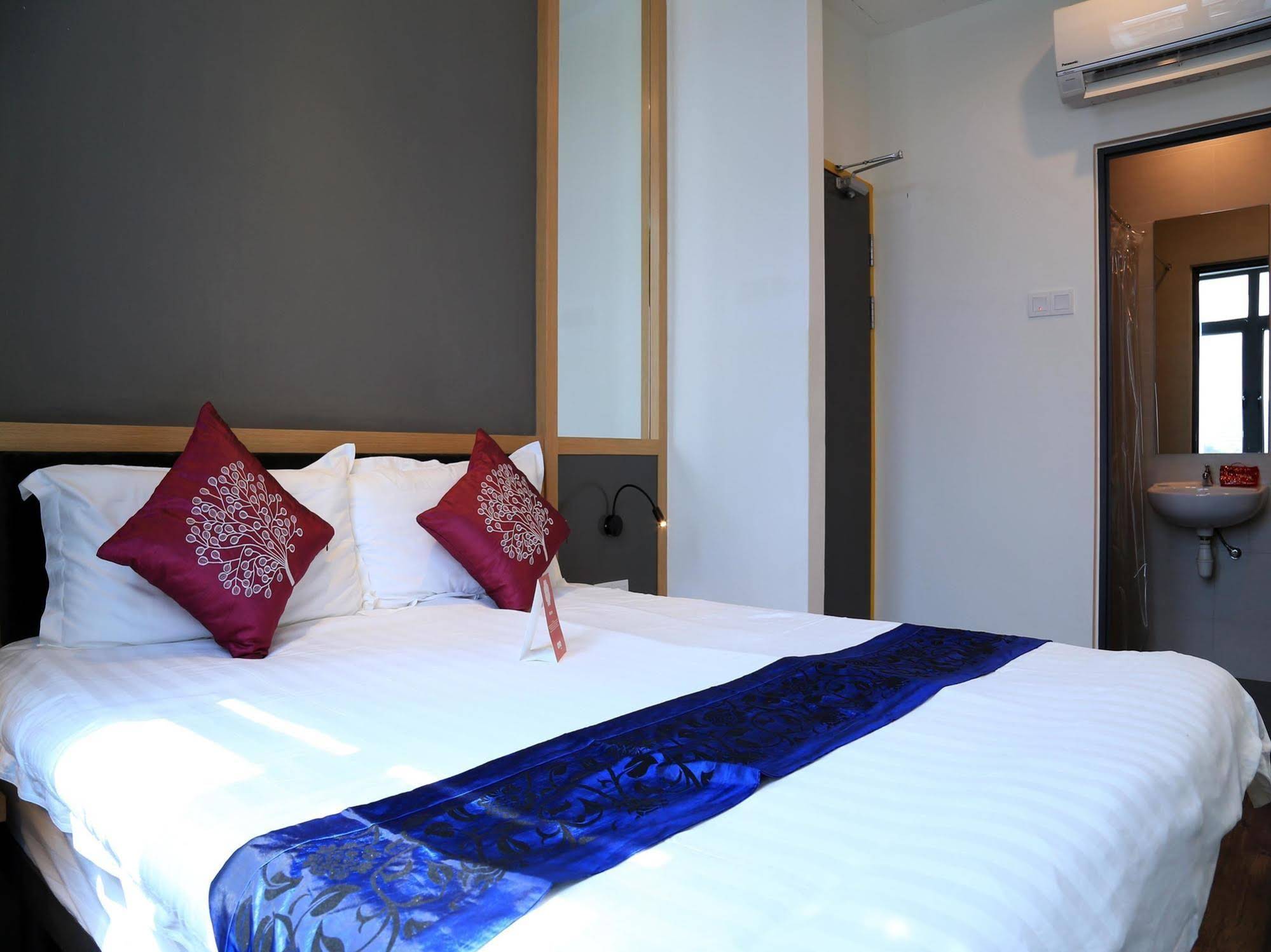 B Street Hotel