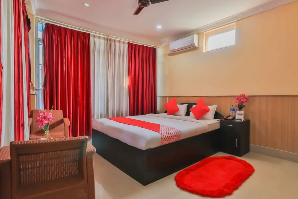 Hotel R r by OYO Rooms