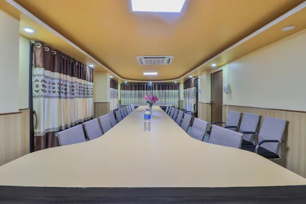 Hotel R r by OYO Rooms