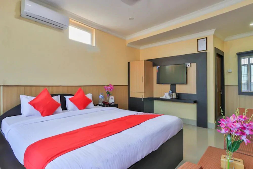 Hotel R r by OYO Rooms