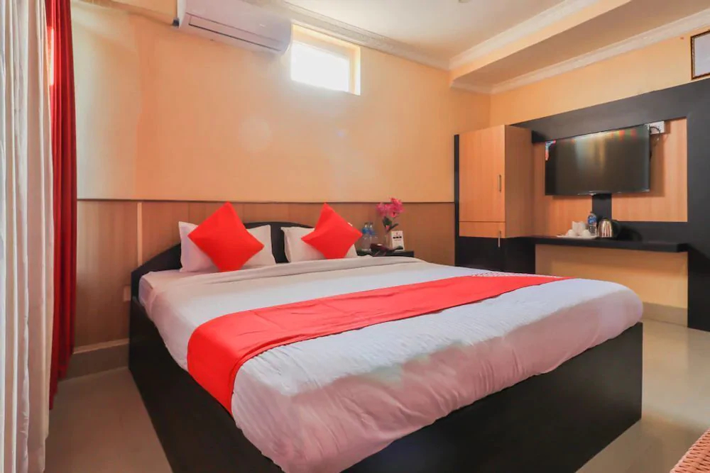 Hotel R r by OYO Rooms