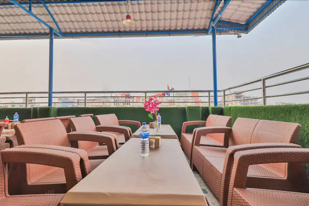 Hotel R r by OYO Rooms
