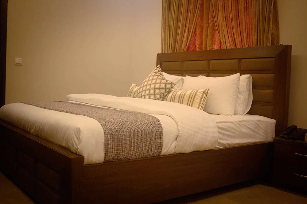 Zifan Hotel & Suites