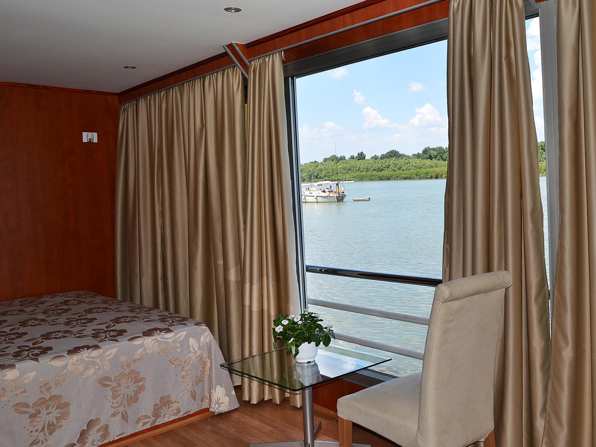 Compass River City Hotel