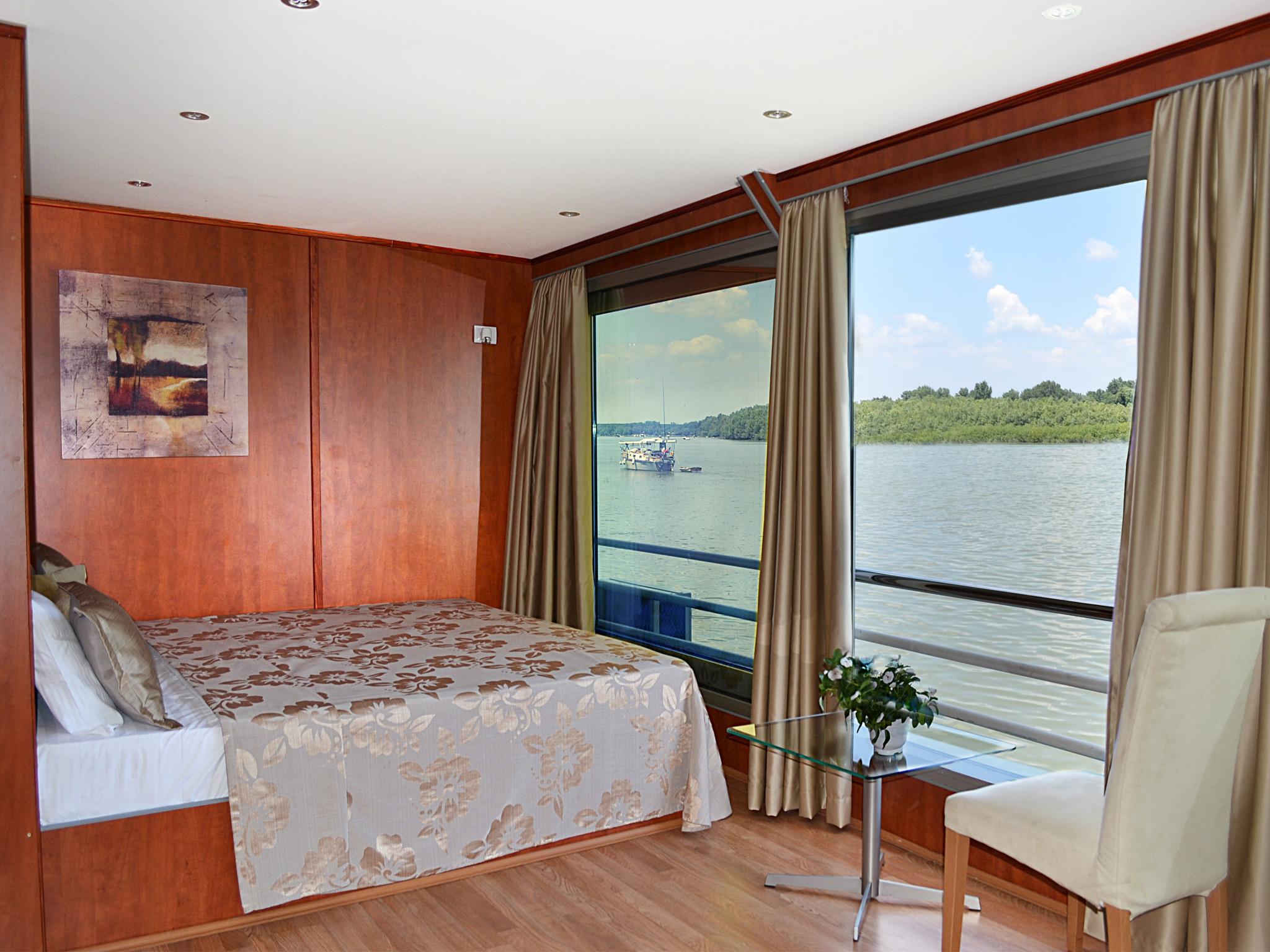 Compass River City Hotel