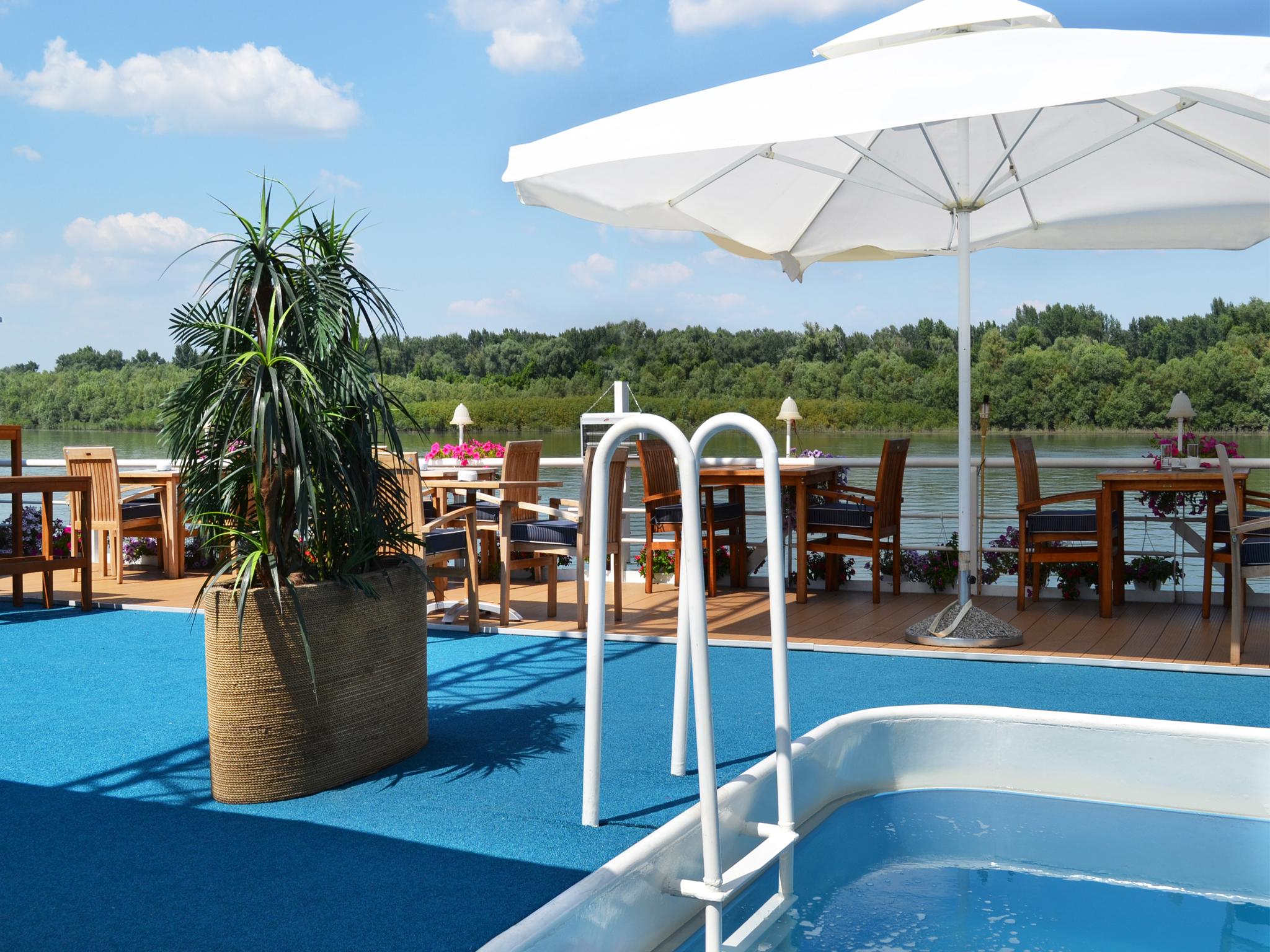 Compass River City Hotel