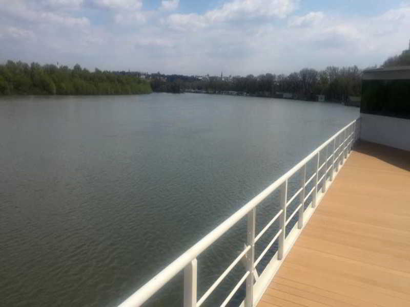 Compass River City Hotel