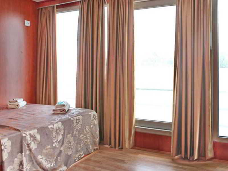 Compass River City Hotel