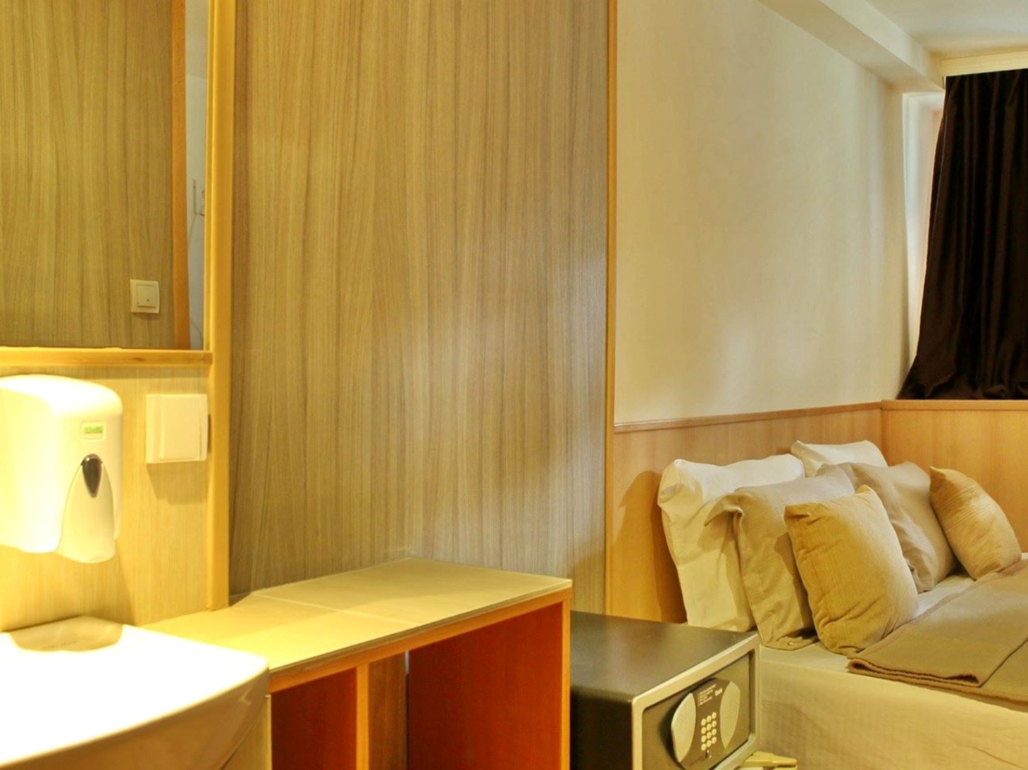 Compass River City Hotel