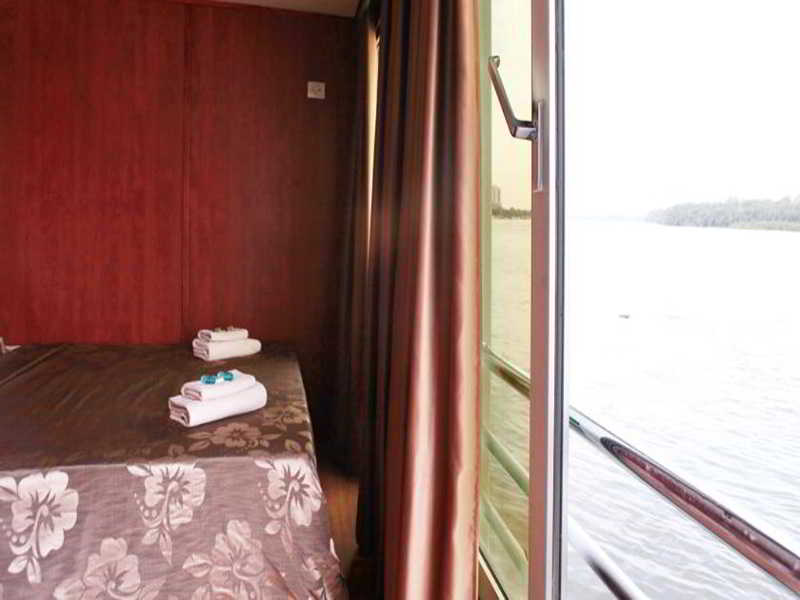 Compass River City Hotel