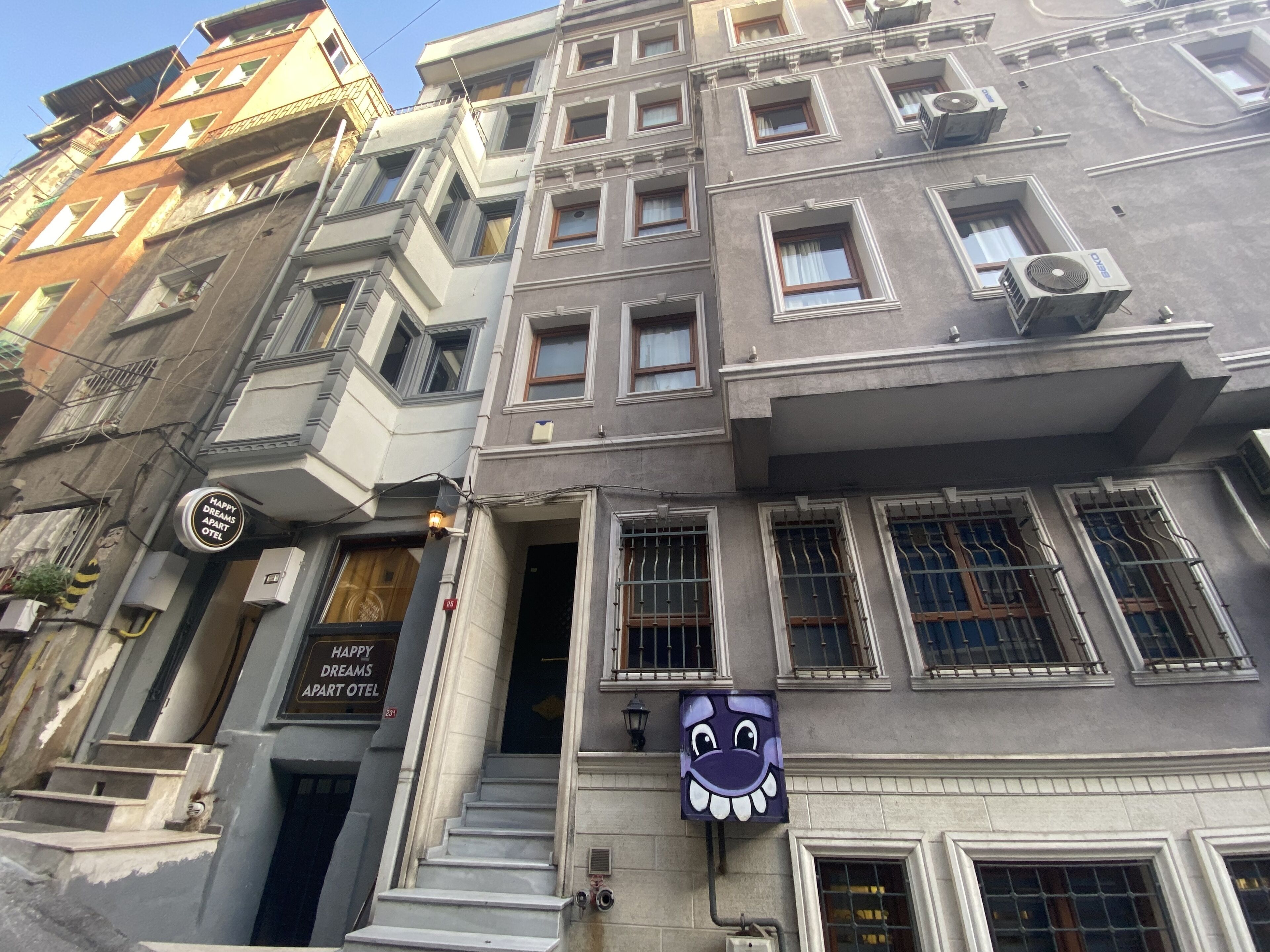 Happy Dreams Apart Hotel