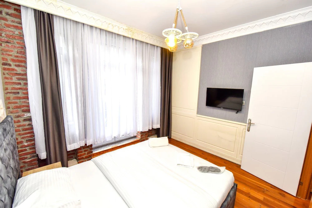 Royal Garden Suite Hotel