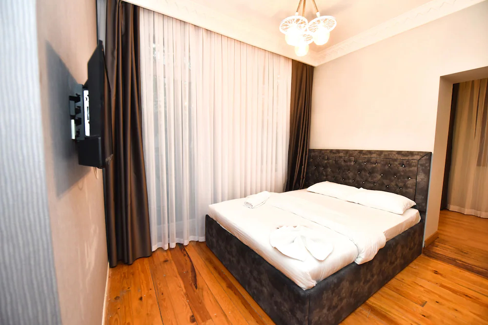 Royal Garden Suite Hotel