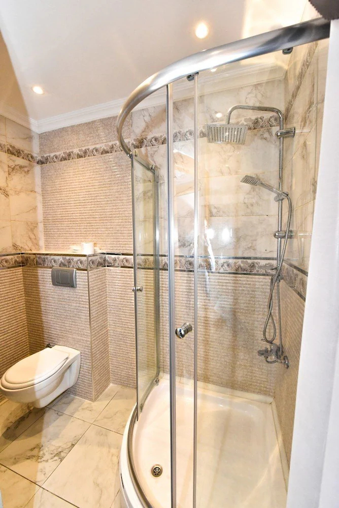 Royal Garden Suite Hotel