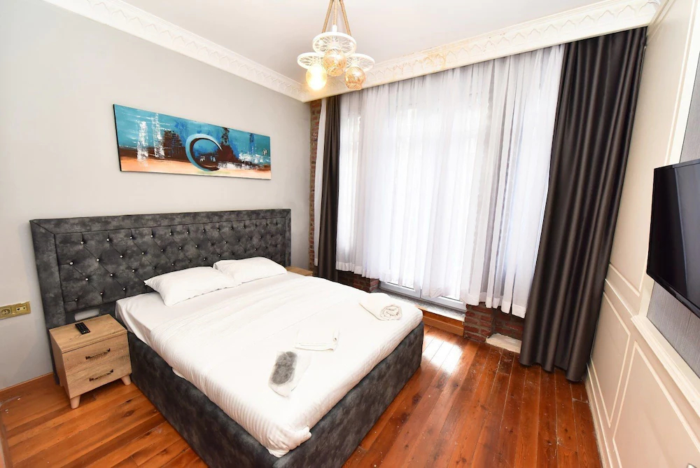 Royal Garden Suite Hotel