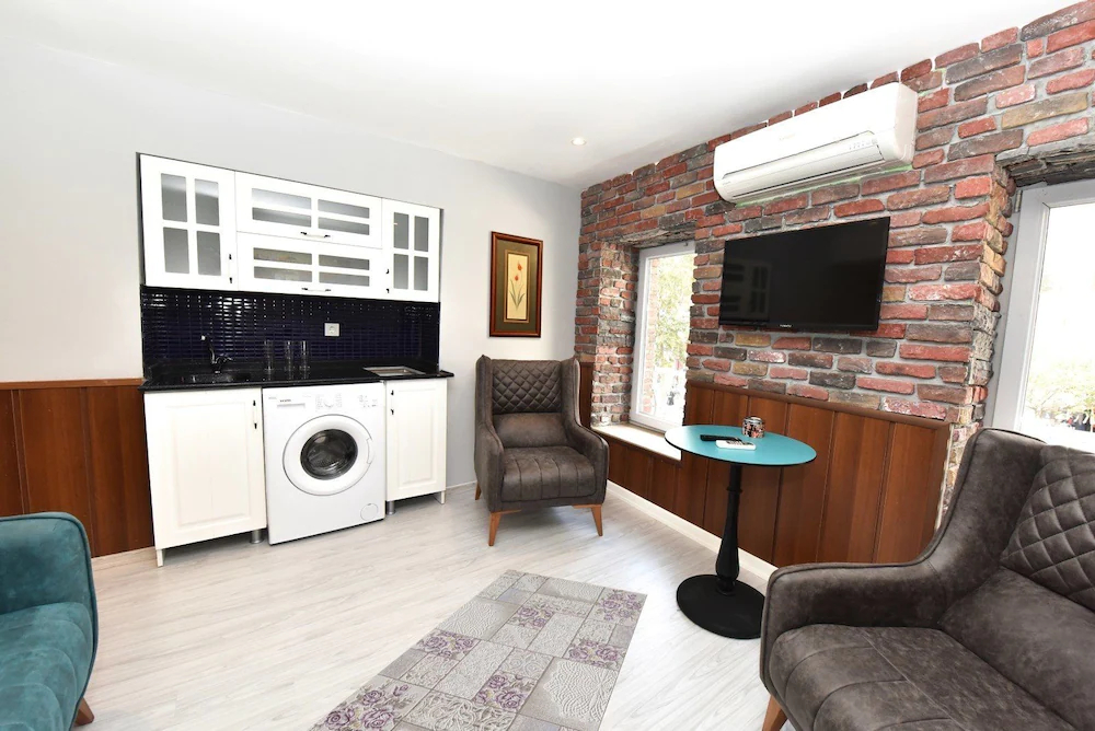 Royal Garden Suite Hotel