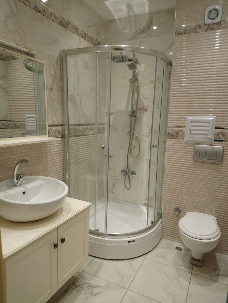 Royal Garden Suite Hotel