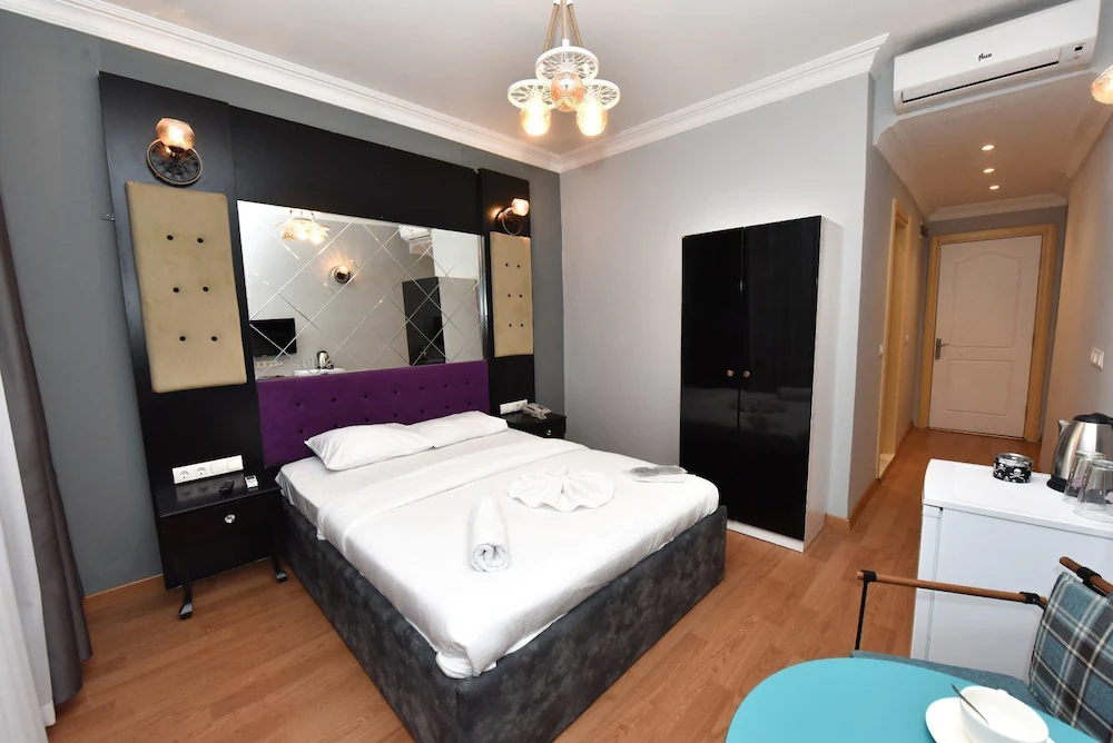 Royal Garden Suite Hotel