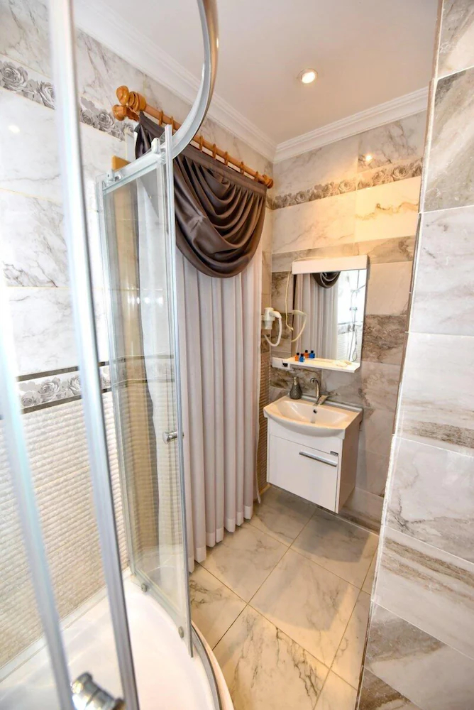 Royal Garden Suite Hotel