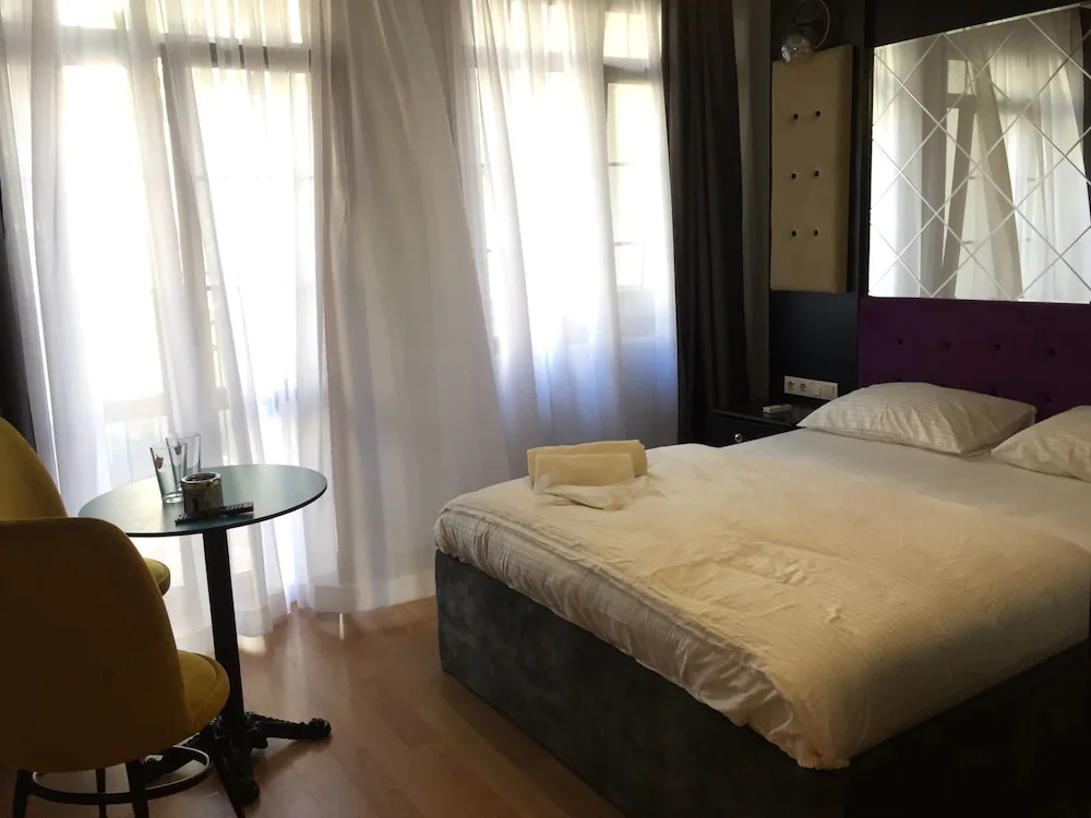 Royal Garden Suite Hotel