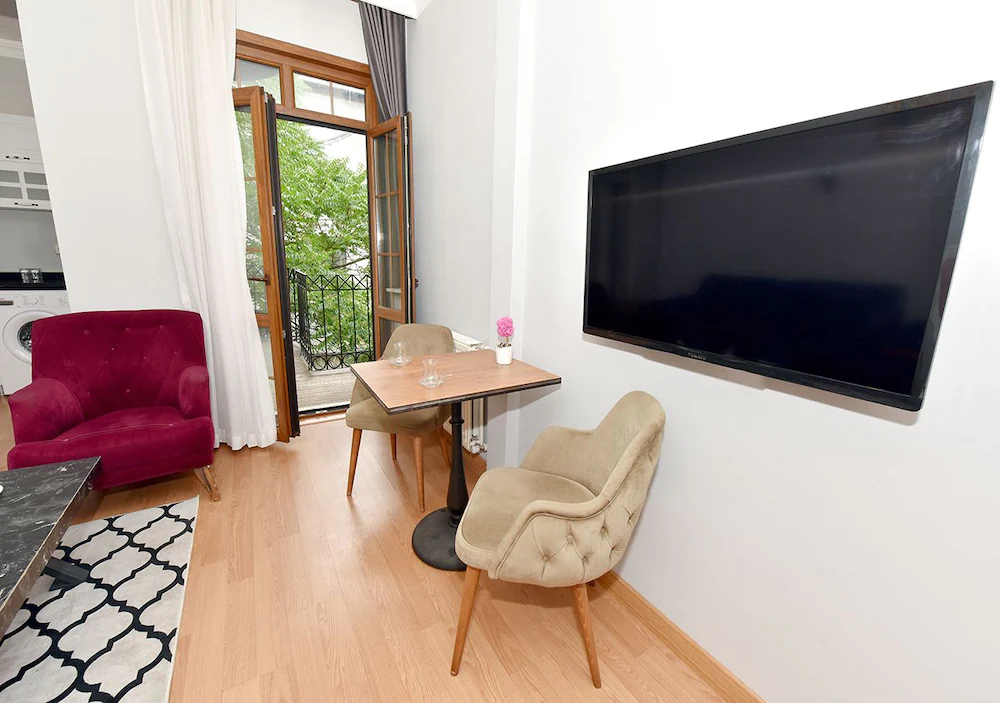 Royal Garden Suite Hotel