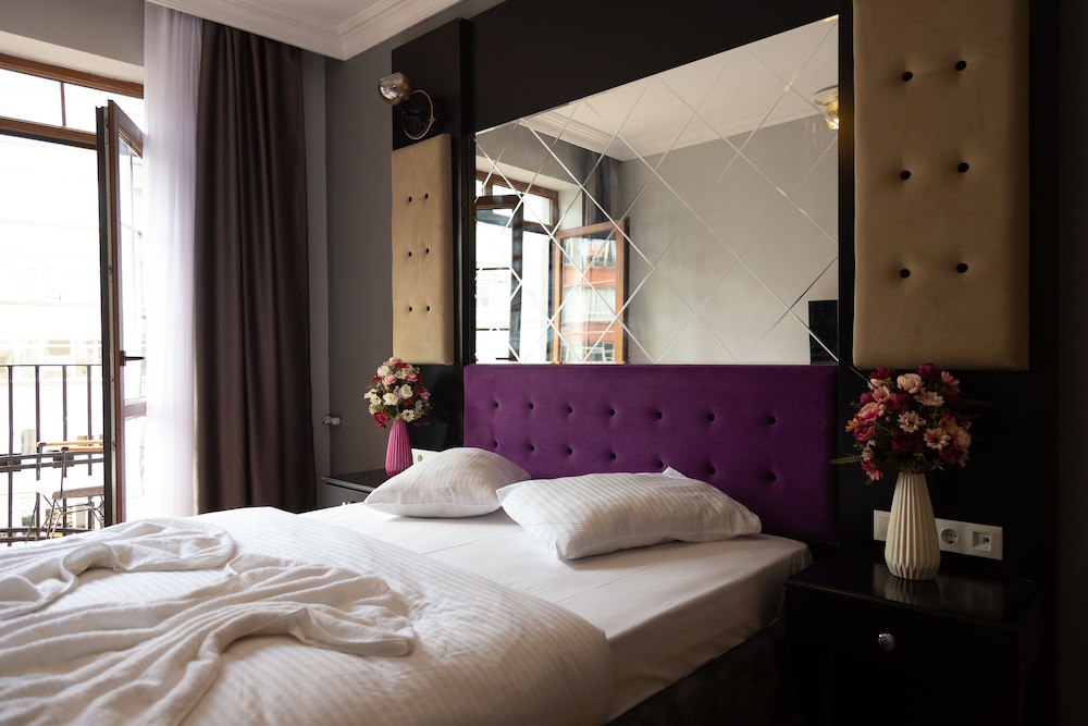 Royal Garden Suite Hotel