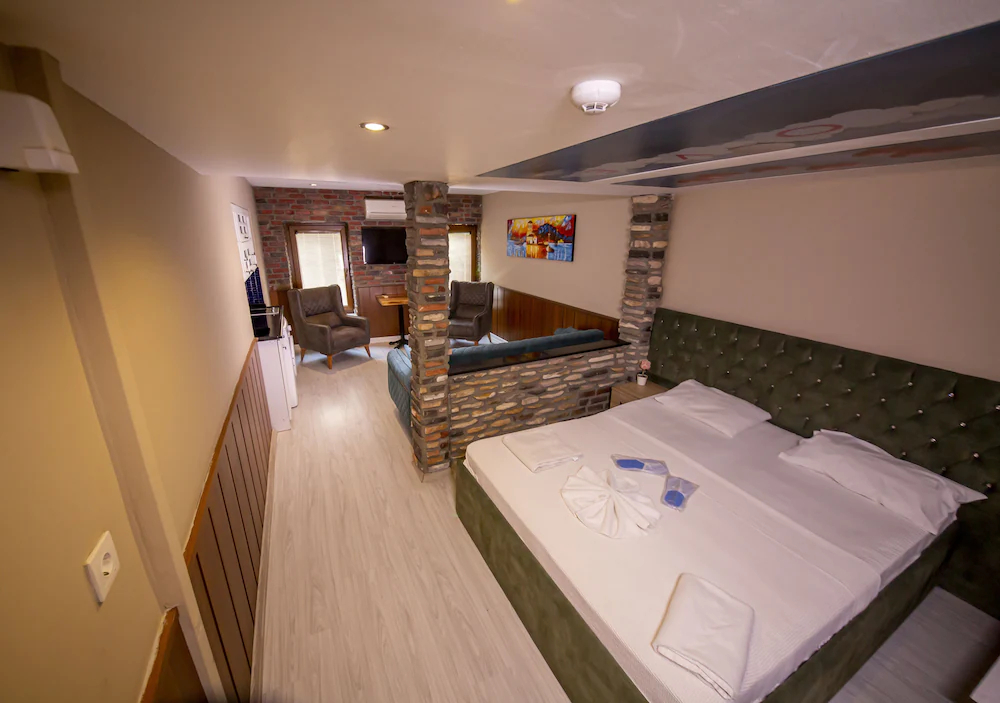 Royal Garden Suite Hotel