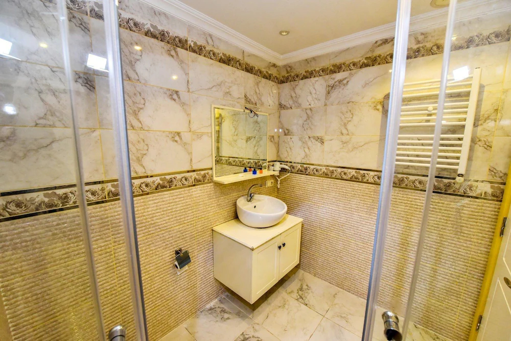 Royal Garden Suite Hotel