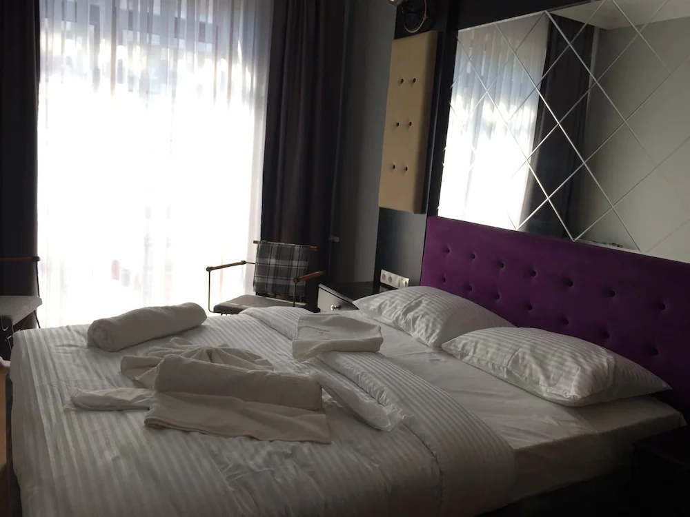 Royal Garden Suite Hotel