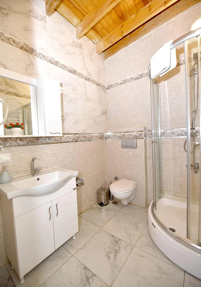 Royal Garden Suite Hotel