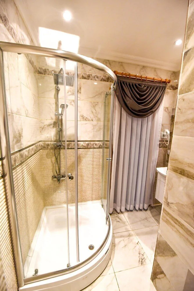 Royal Garden Suite Hotel