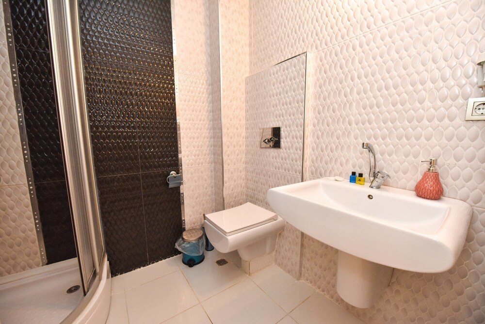 Royal Garden Suite Hotel