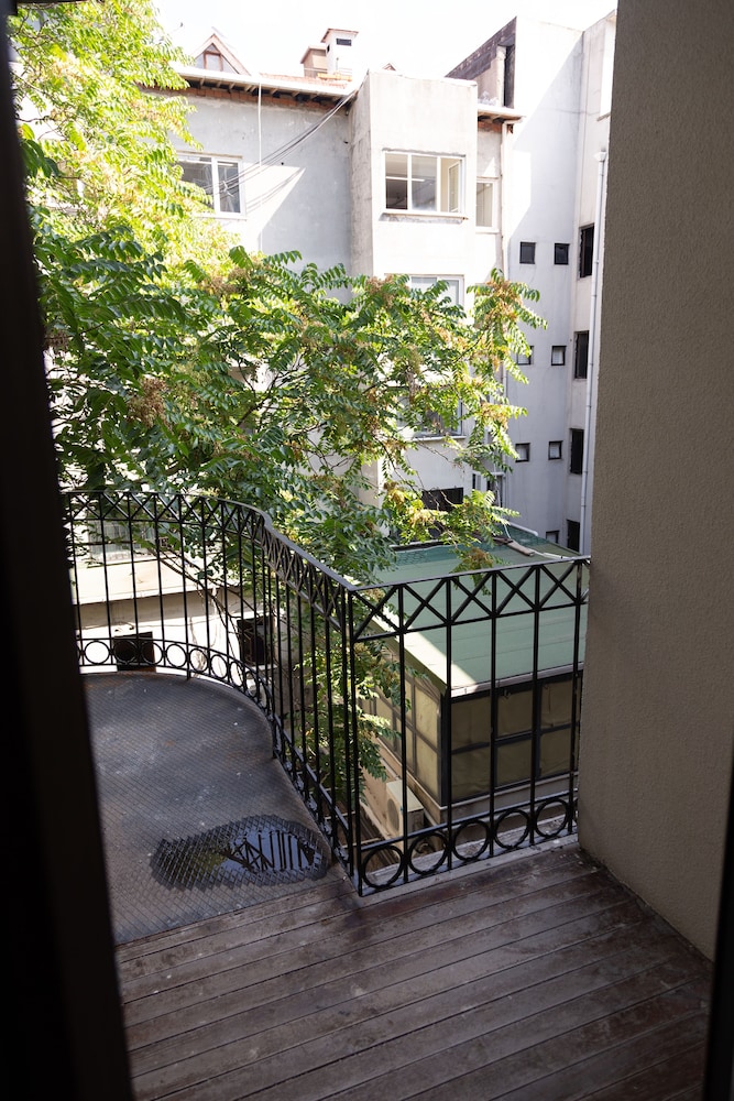 Royal Garden Suite Hotel