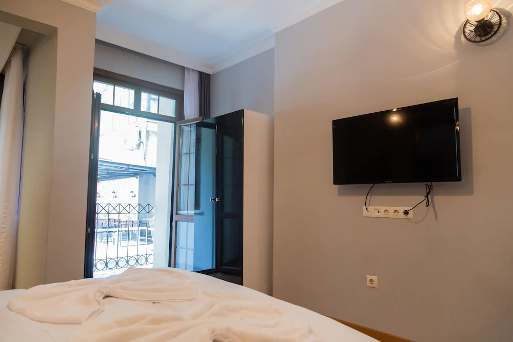 Royal Garden Suite Hotel