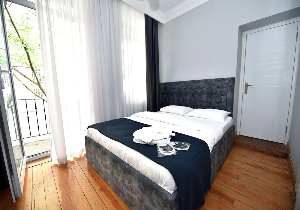 Royal Garden Suite Hotel