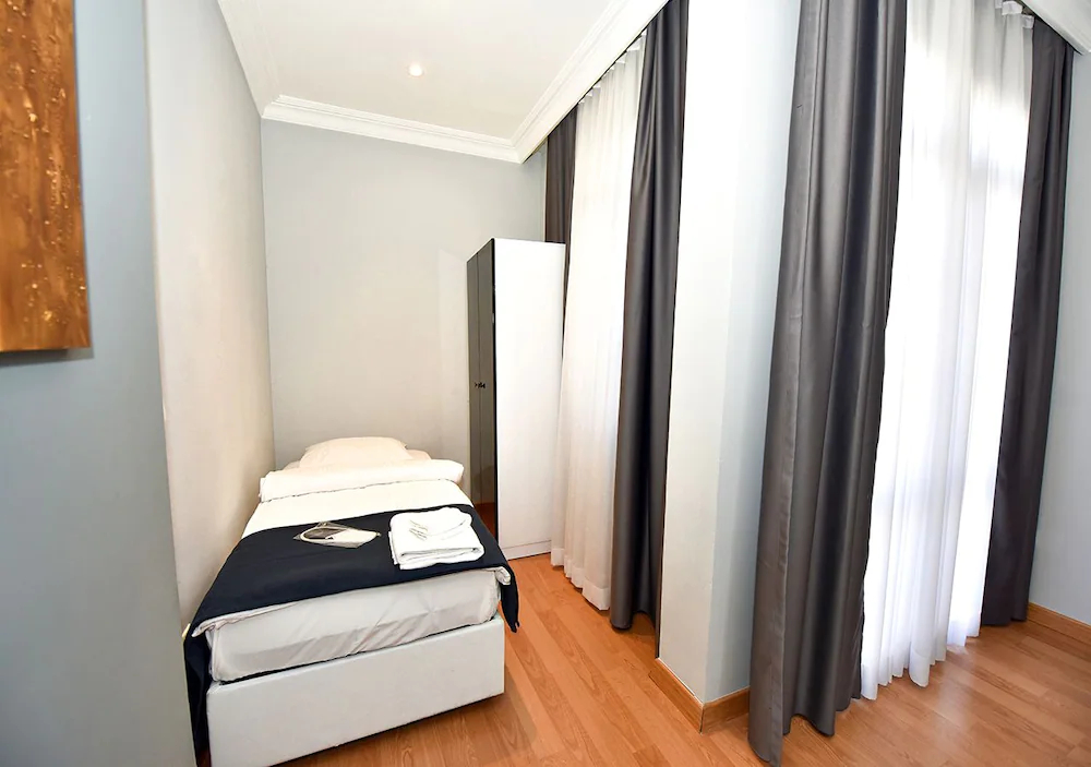 Royal Garden Suite Hotel