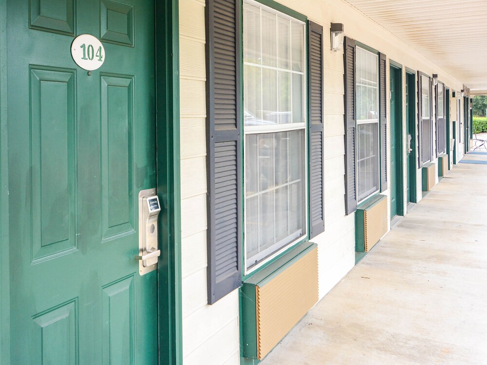 OYO Hotel Calhoun GA I-75 & US-41 Hwy